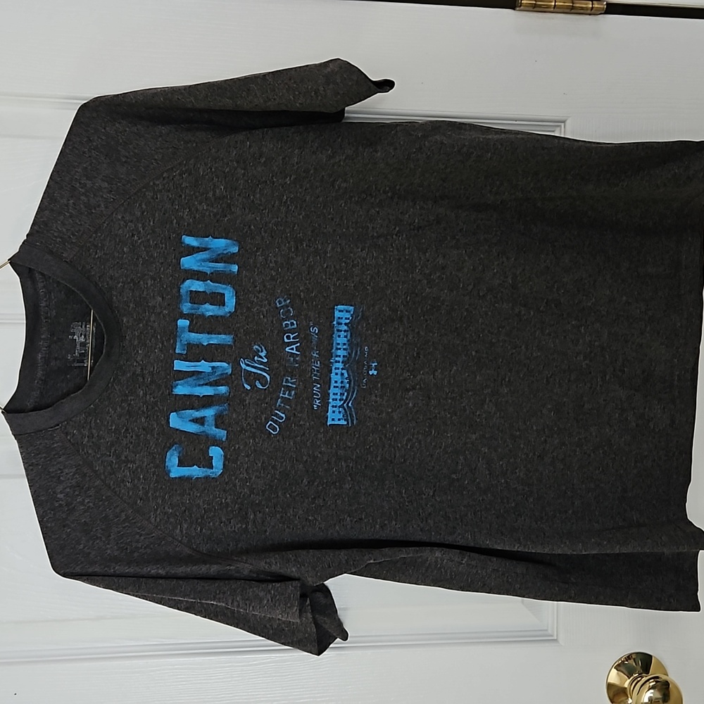 Men's dark gray Under Armour t-shirt